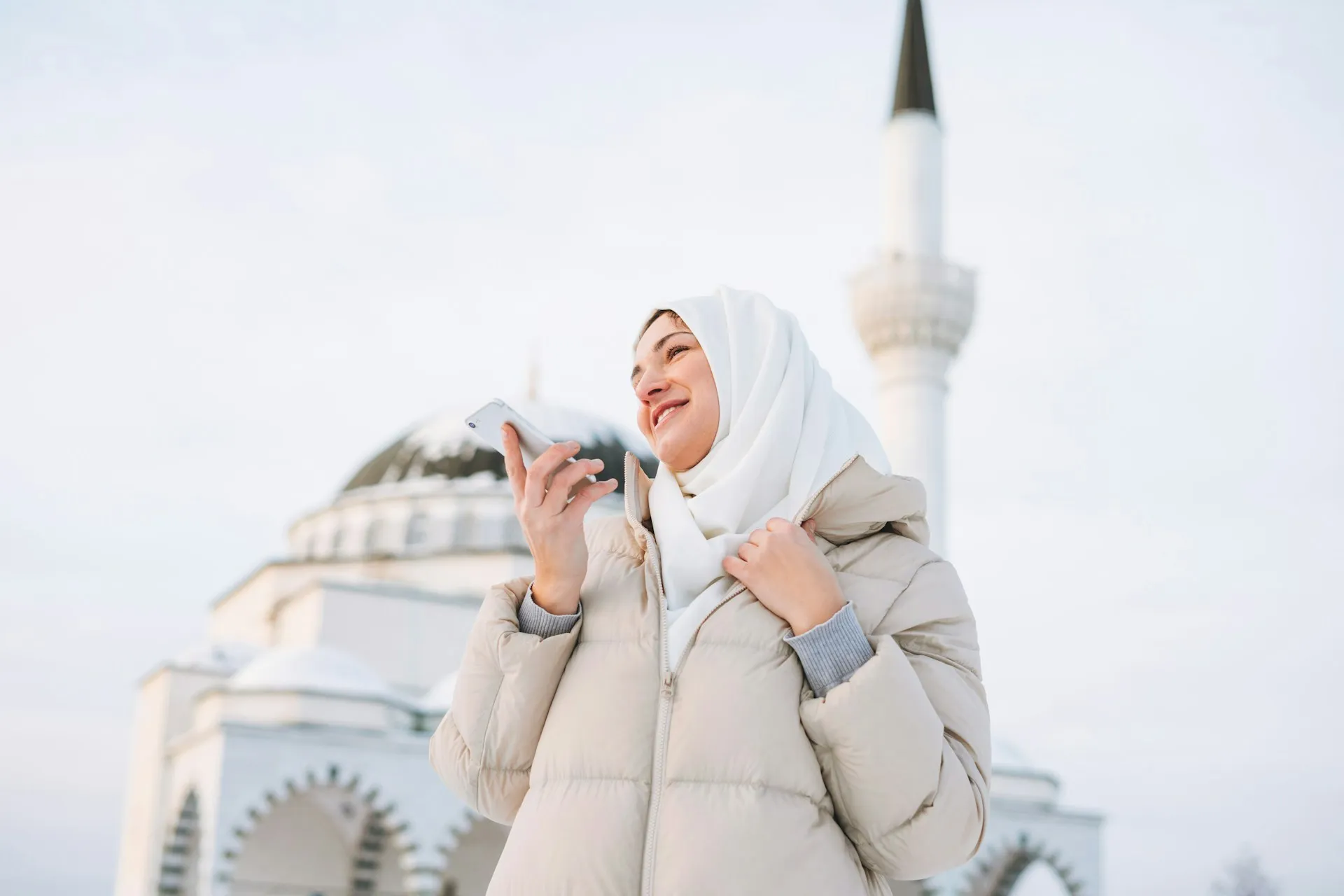 Expats in Istanbul using mobile apps for daily life in Turkey